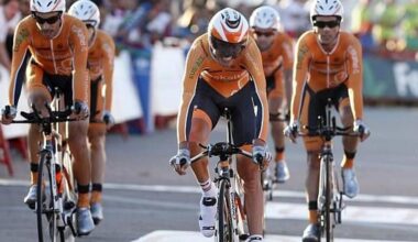 Varios componentes del equipo Euskaltel durante una contrarreloj por equipos