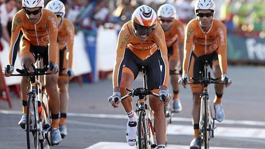 Varios componentes del equipo Euskaltel durante una contrarreloj por equipos