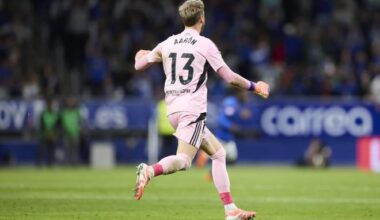 Aarón Escandell celebra el gol de Alberto Reina en el Oviedo-Barcelona (Foto: Europa Press).