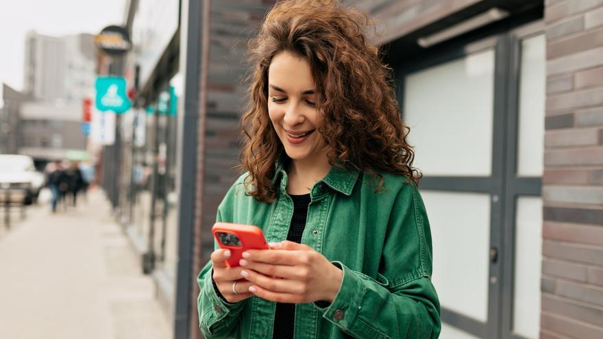 Así puedes usar Gemini para crear stickers personalizados para WhatsApp en minutos