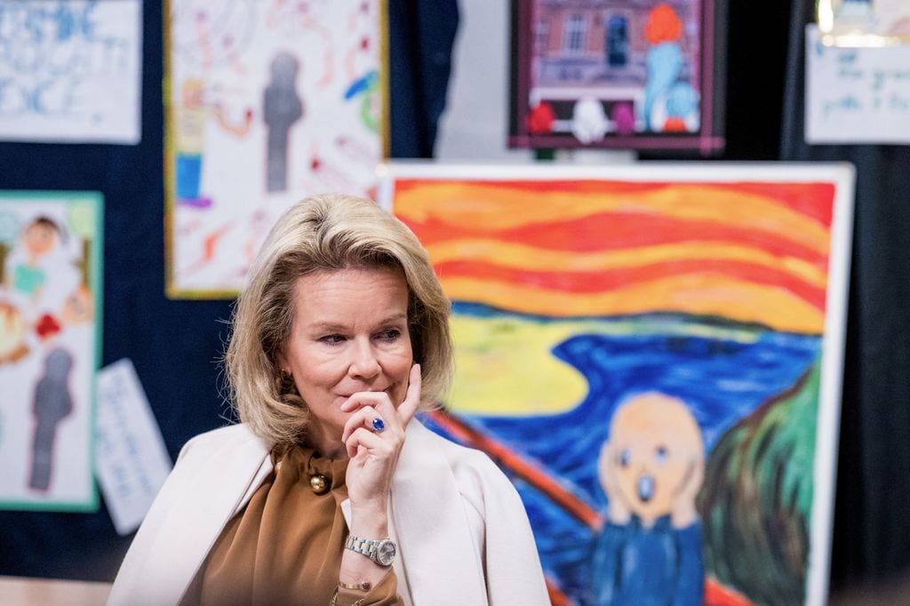 Matilde de Bélgica con un anillo con un zafiro