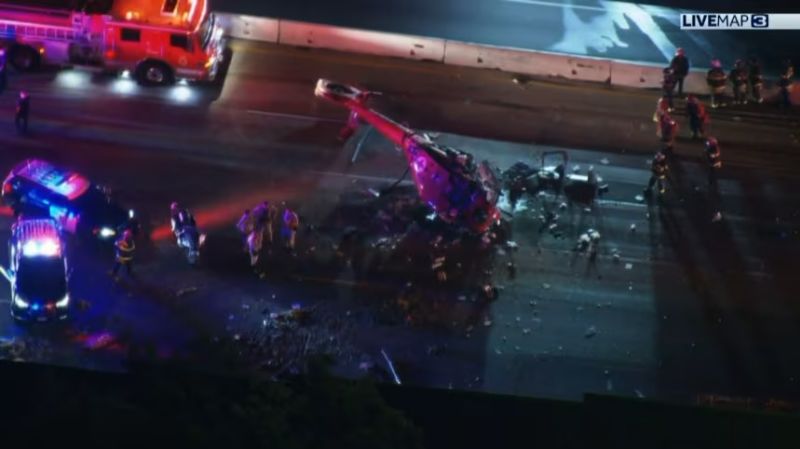 Helicóptero médico se estrella en autopista de Sacramento, EE.UU., y deja a tres personas en estado crítico