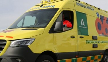 Muere una persona al chocar un turismo y un autobús en Isla Cristina