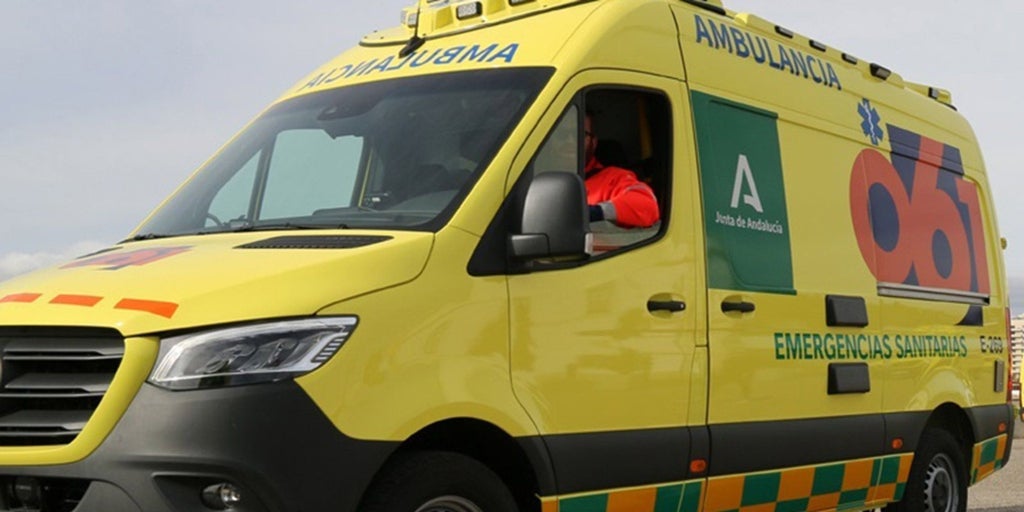 Muere una persona al chocar un turismo y un autobús en Isla Cristina