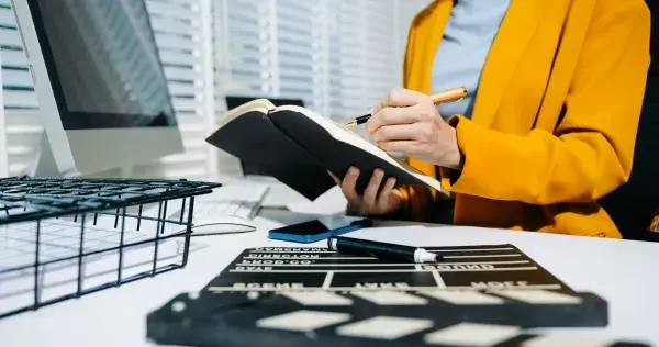 Libros y los retos de adaptar un guion para cine y streaming