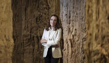 Cristina Iglesias establece un diálogo entre sus esculturas inmersivas y La Pedrera de Gaudí