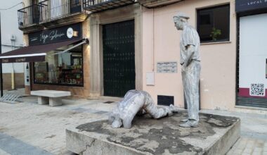 Antonio Morán plantea dejar su escultura donde está, en la plaza de Ansano de Plasencia.