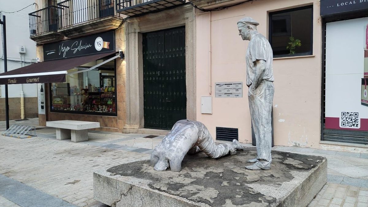 Antonio Morán plantea dejar su escultura donde está, en la plaza de Ansano de Plasencia.