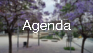Imatge desenfocada amb la paraula "Agenda" en lletres blanques, en primer terme