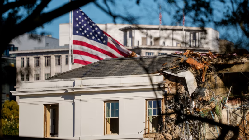 Por qué la repentina demolición del Ala Este de la Casa Blanca por parte de Trump es extraordinaria y arriesgada