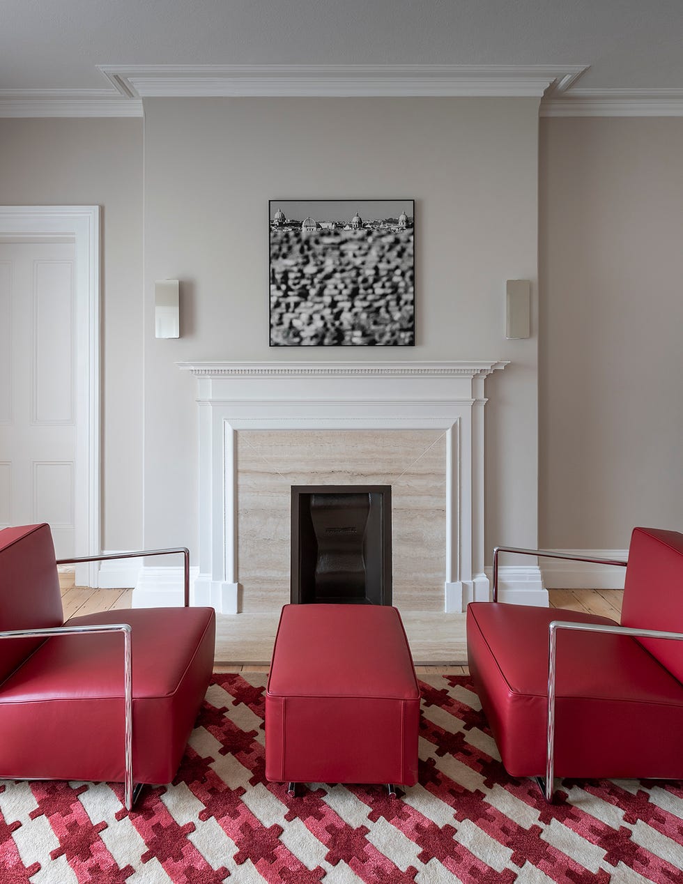 salon rojo con chimenea embajada italiana en londres con muebles italianos contemporaneos