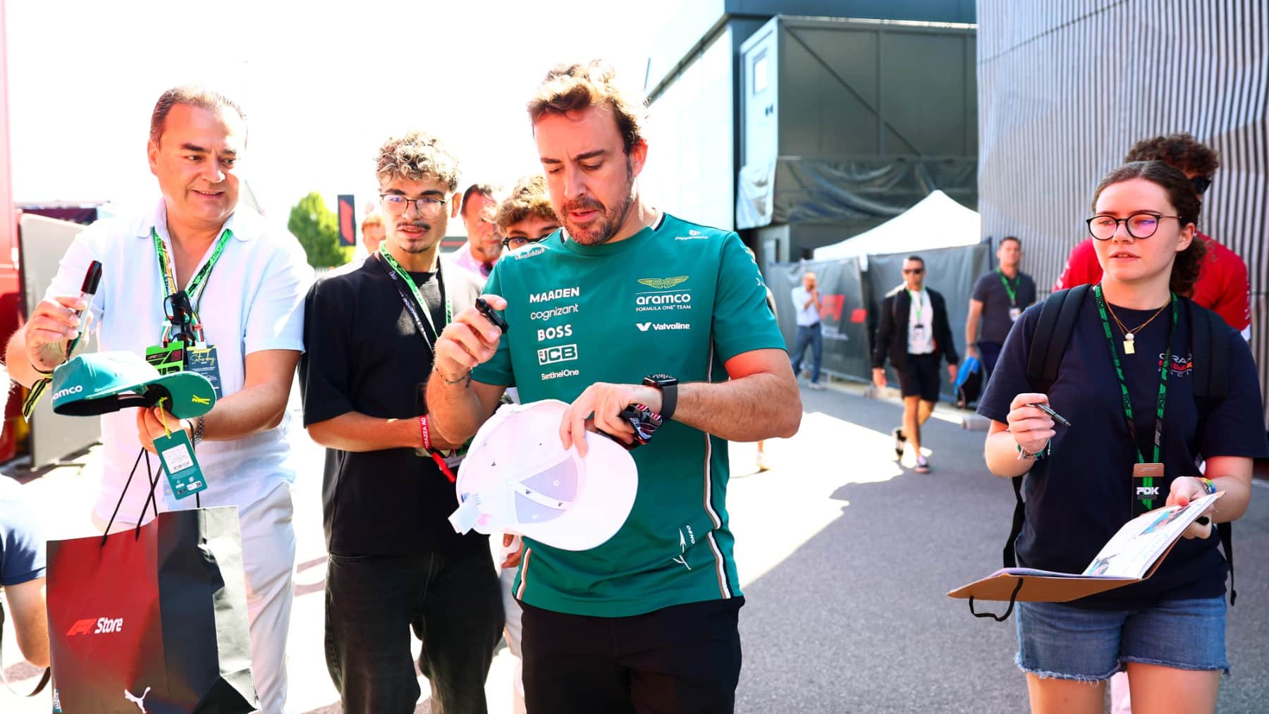 Aston Martin no se conforma y le roba un nuevo jefe a Red Bull: Fernando Alonso sonríe