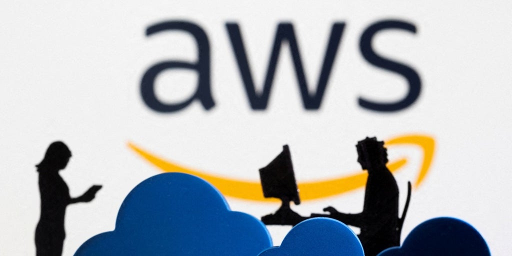 «Una automatización defectuosa» provocó la caída mundial de la nube de Amazon que colapsó bancos y redes sociales