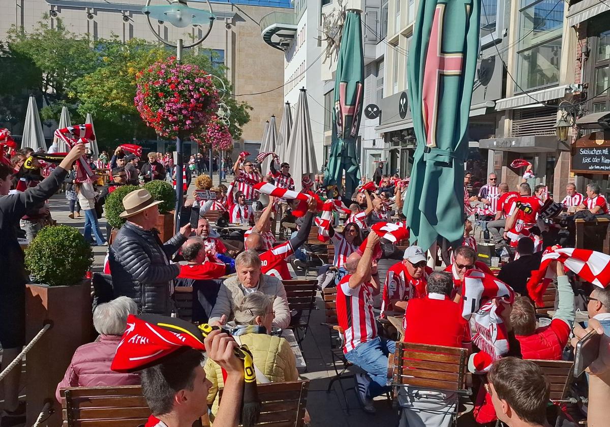 La afición del Athletic sí es de Champions: exhibición de apoyo al equipo en Dortmund