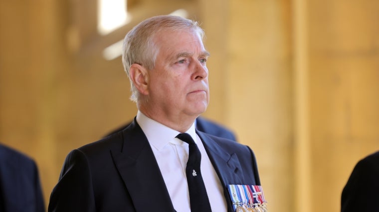 El Príncipe Andrés, la sombra de la monarquía británica: cronología de una caída sin retorno