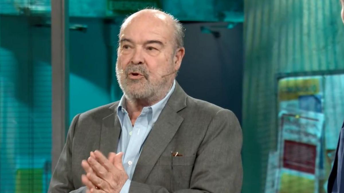 Resines no la menciona, pero lo que dice de la Puerta del Sol y la DGS podría ser una clarísima indirecta a Ayuso