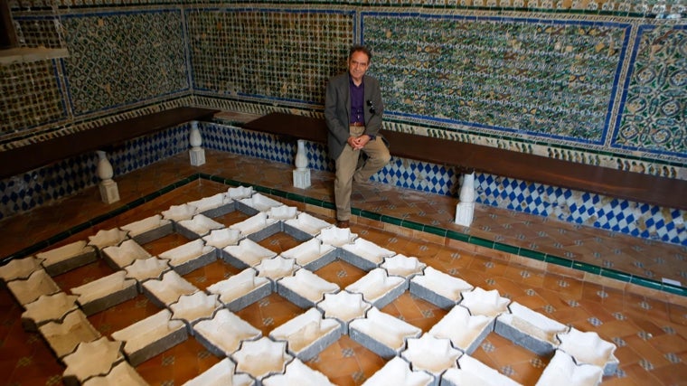 Antonio Sosa ante una de sus obras en el refectorio del Espacio Santa Clara