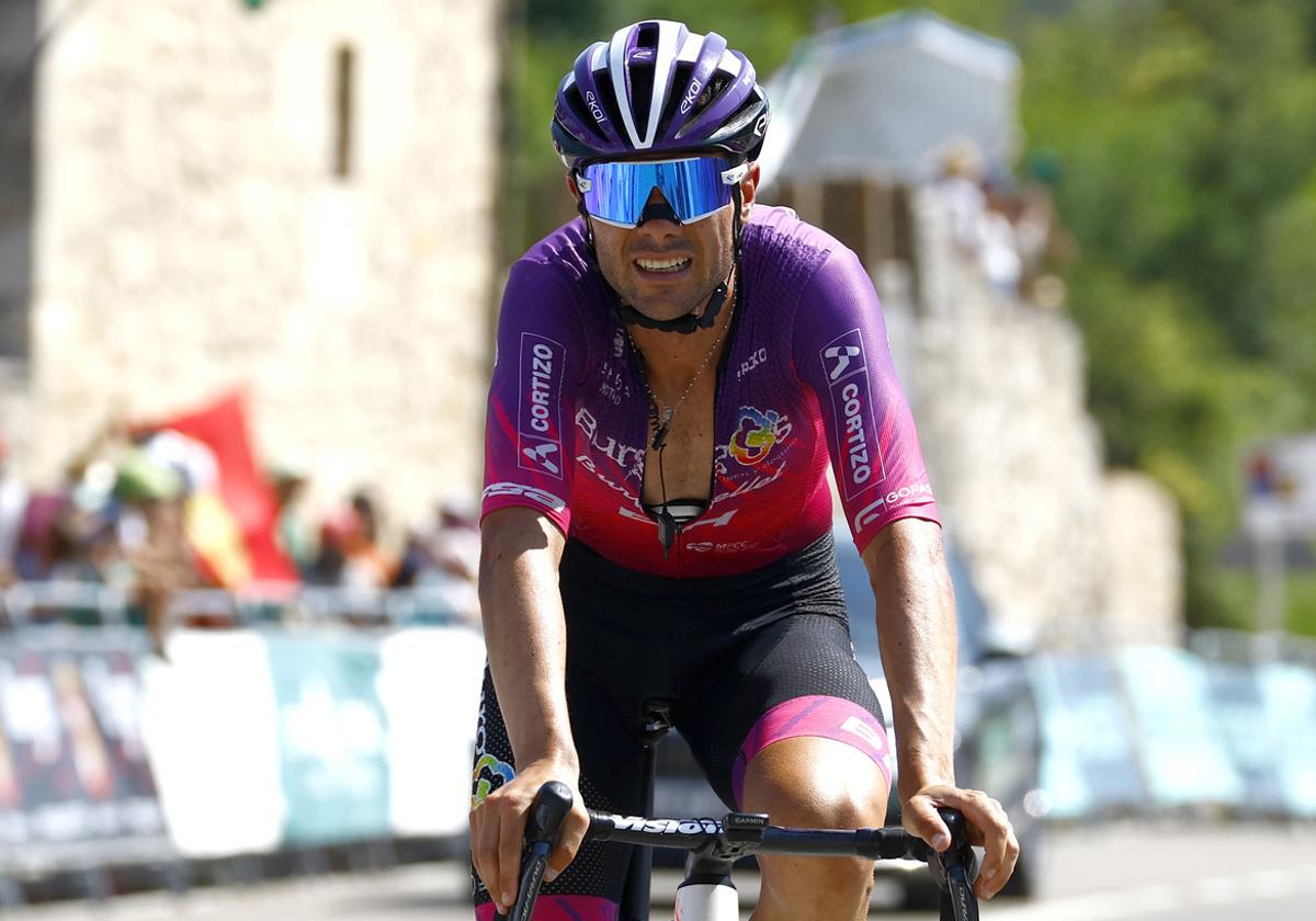 Prohíben la entrada a China a un ciclista español por poner el icono de un cerdo junto a la bandera del país