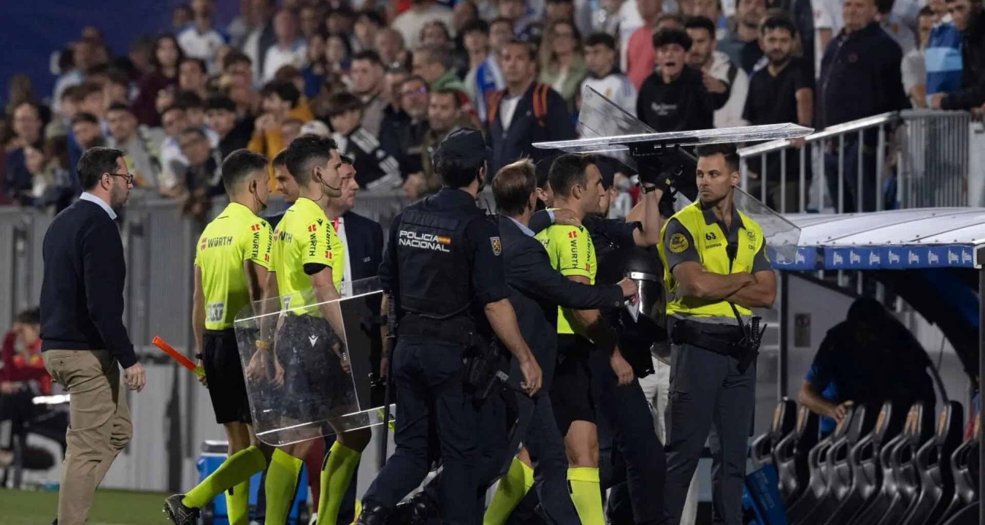 Cuatro partidos de castigo a Akouokou, medio del Real Zaragoza, por romper la pantalla del VAR - heraldo.es