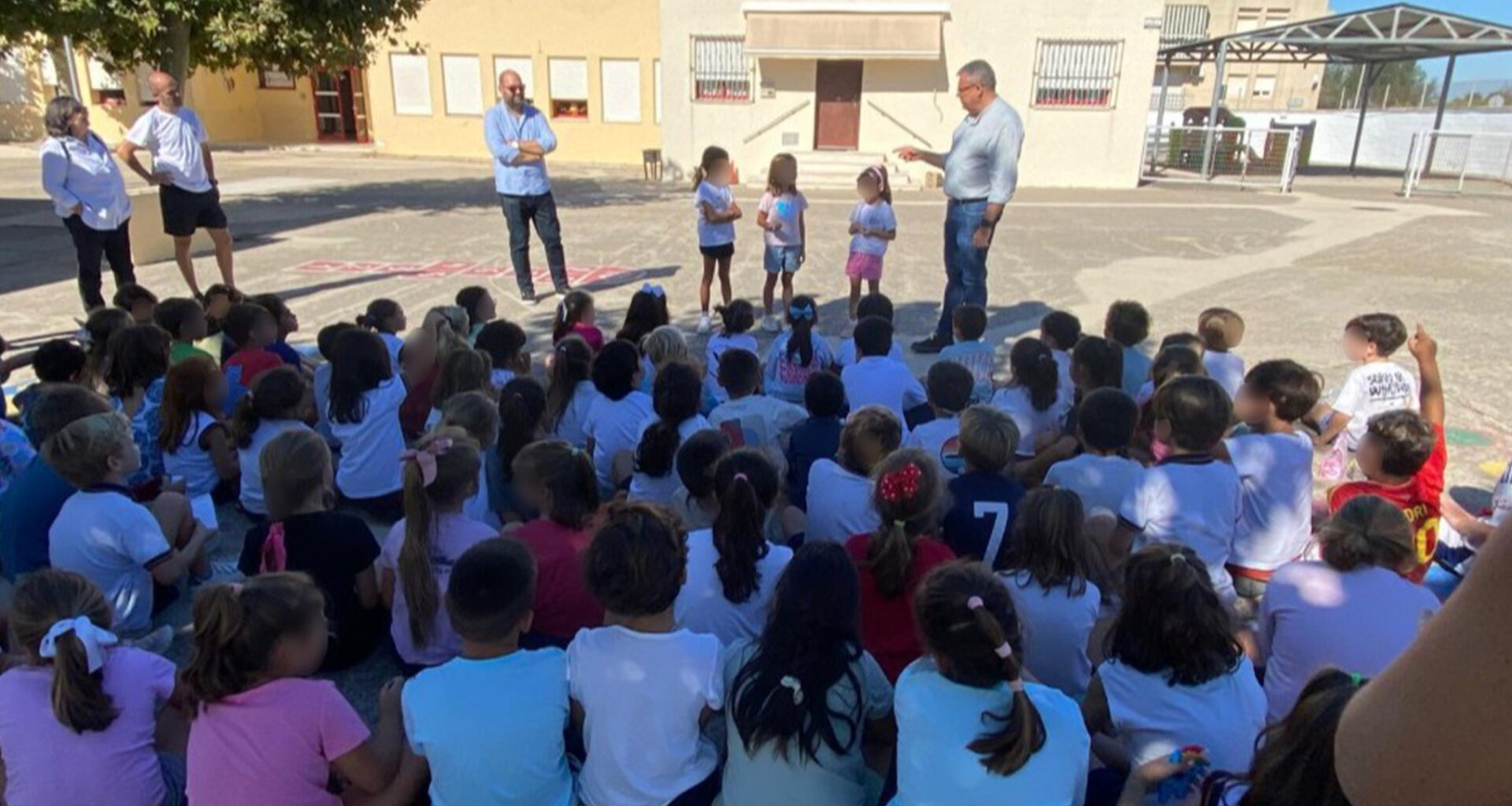 Javier Bello visita el CEIP Marqués de Santa Cruz para conocer el proyecto educativo