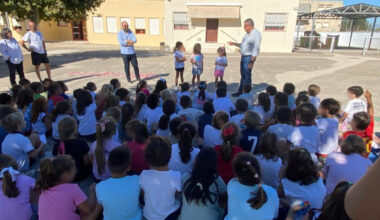 Javier Bello visita el CEIP Marqués de Santa Cruz para conocer el proyecto educativo