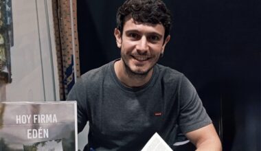 Andrea Manfredini presentando su reciente novela