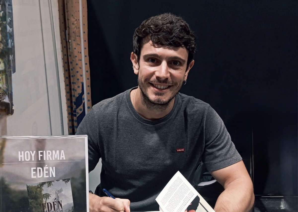 Andrea Manfredini presentando su reciente novela