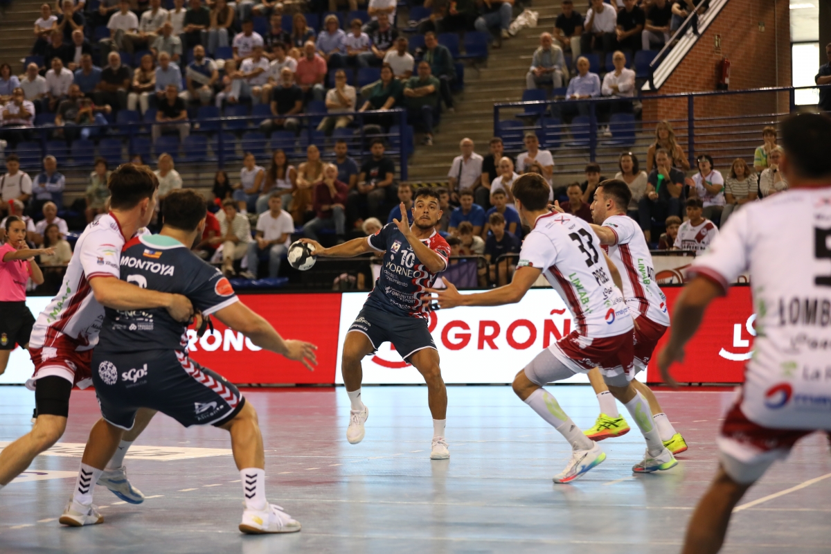 El Balonmano Eón en su partido de Logroño - Foto: ALBERTO SALAZAR