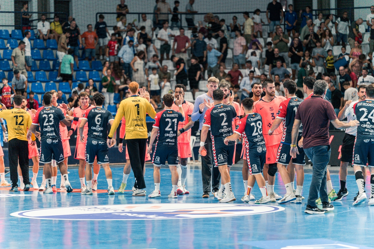Lo jugadores del Horneo Eón y los del Barça se saludan sobre la pista - Foto: Eón Alicante