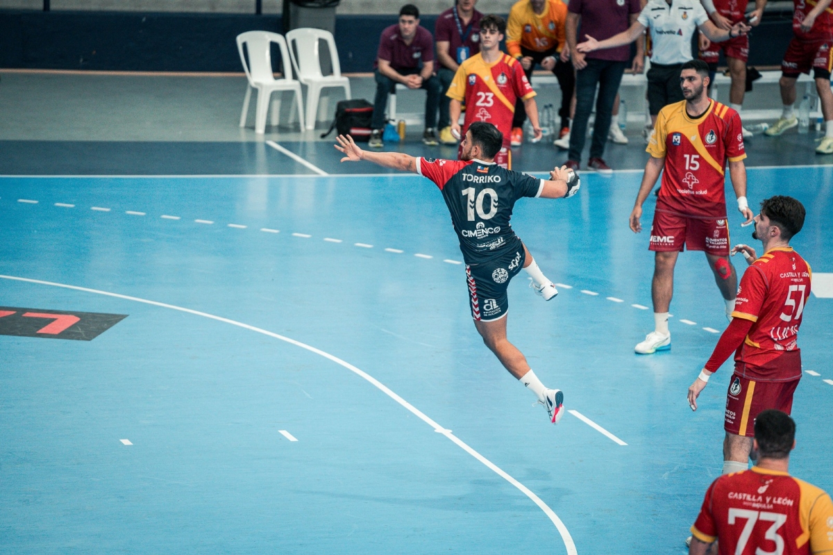 El tanto del jugador no sirvió para que el equipo alicantino, recién ascendido a la categoría, lograra sumar sus primero - Foto: EÓN Alicante