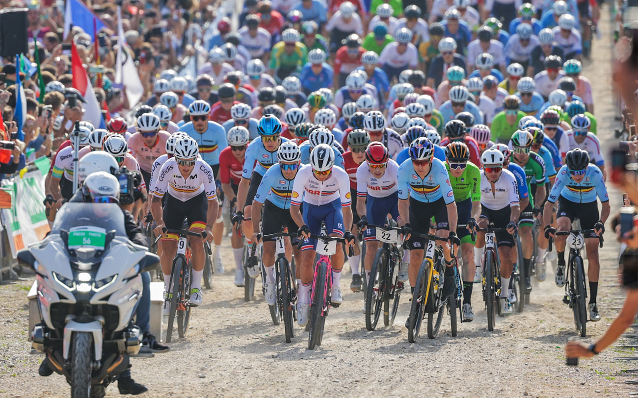 38 km/h de media y desarrollos de carretera, ¿el Mundial de gravel no parece gravel?