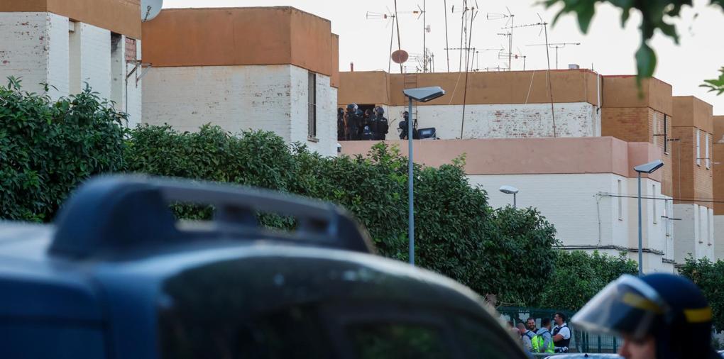 Detenido el hombre atrincherado en Brenes como autor del crimen de Dos Hermanas y decomisada la pistola usada en los hechos