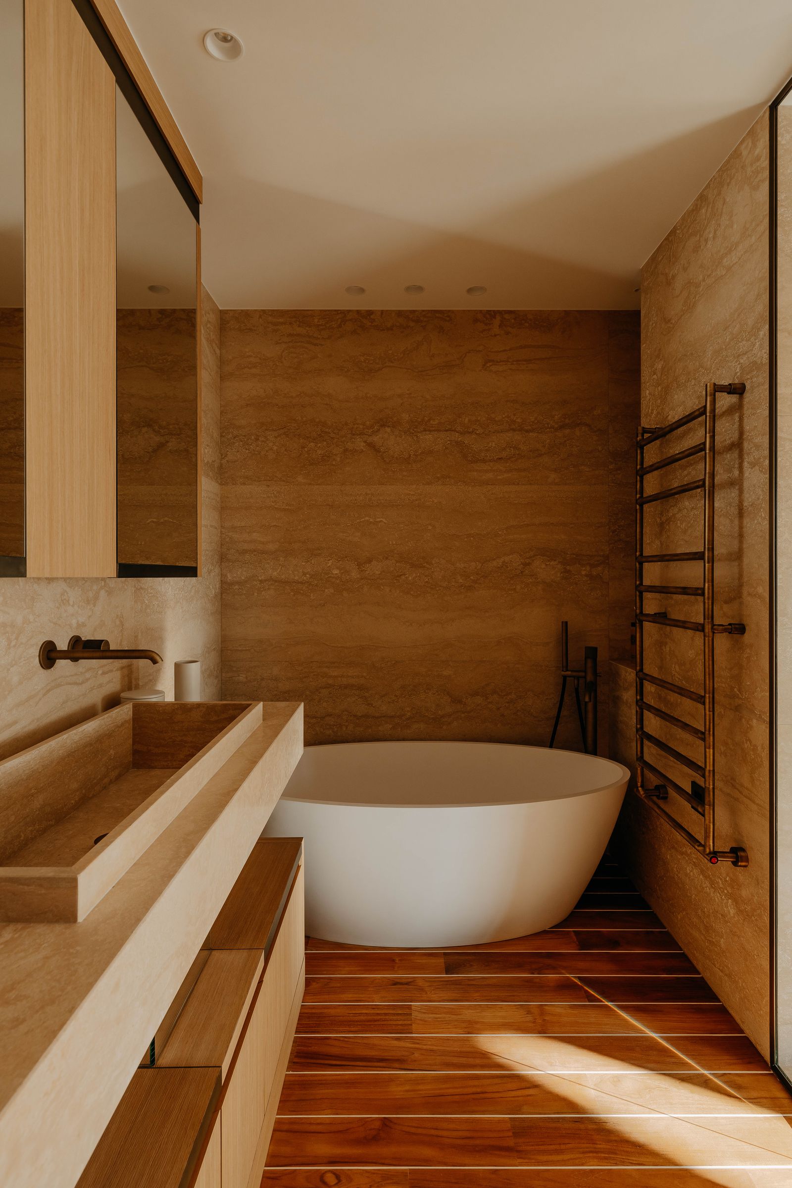 Baño de mrmol en tonos arena