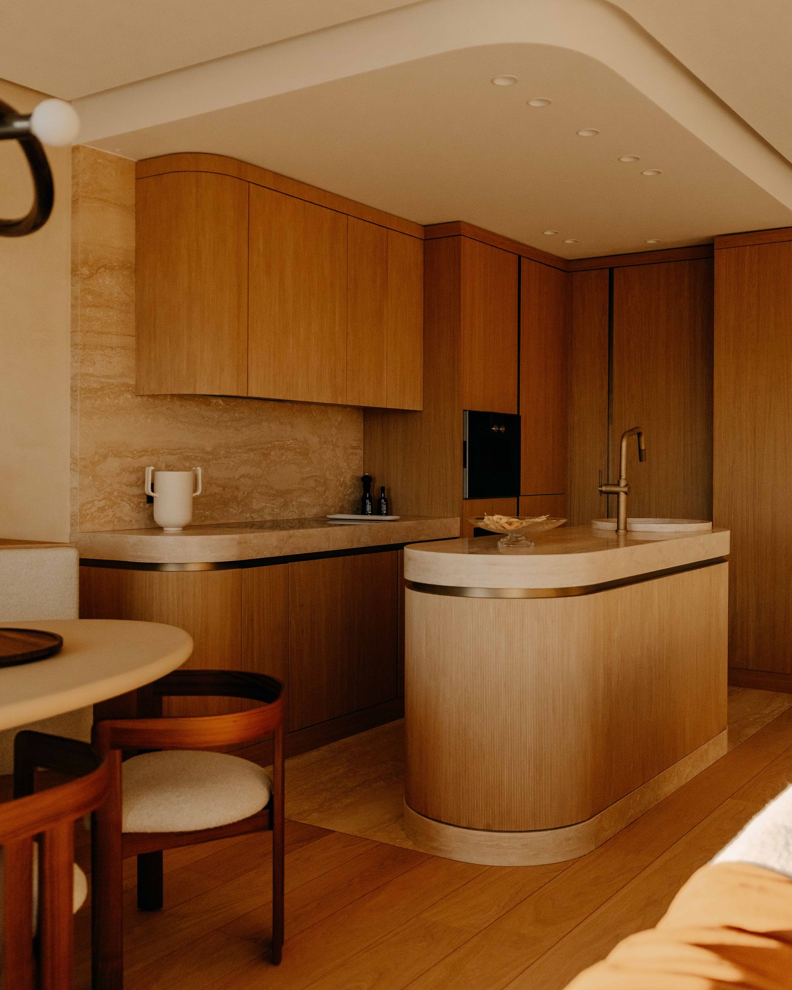 Cocina con isla color caf con leche y armario de madera