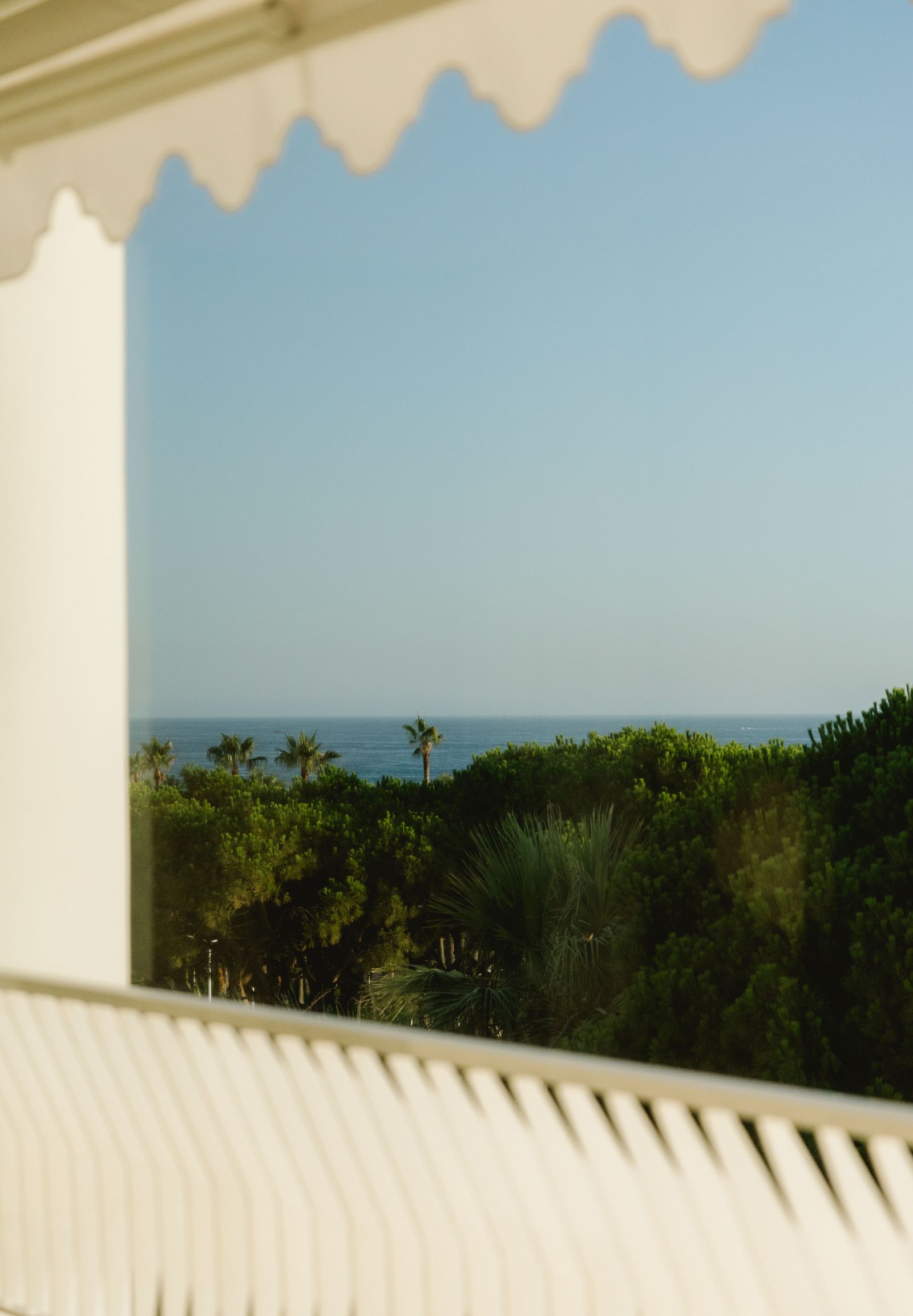 Vistas al mar desde una terraza blanca