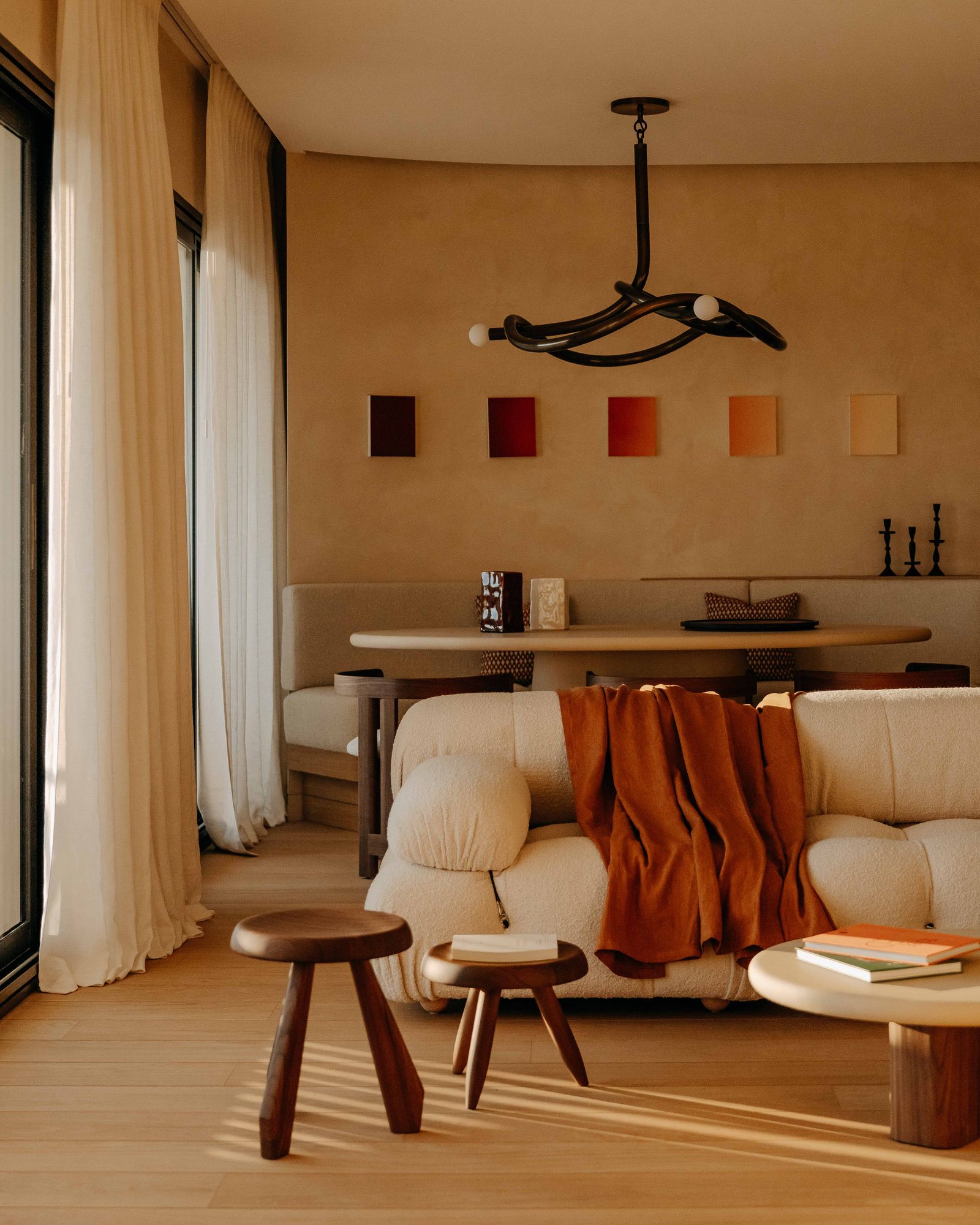 Salón con sof crudo y tonos arena