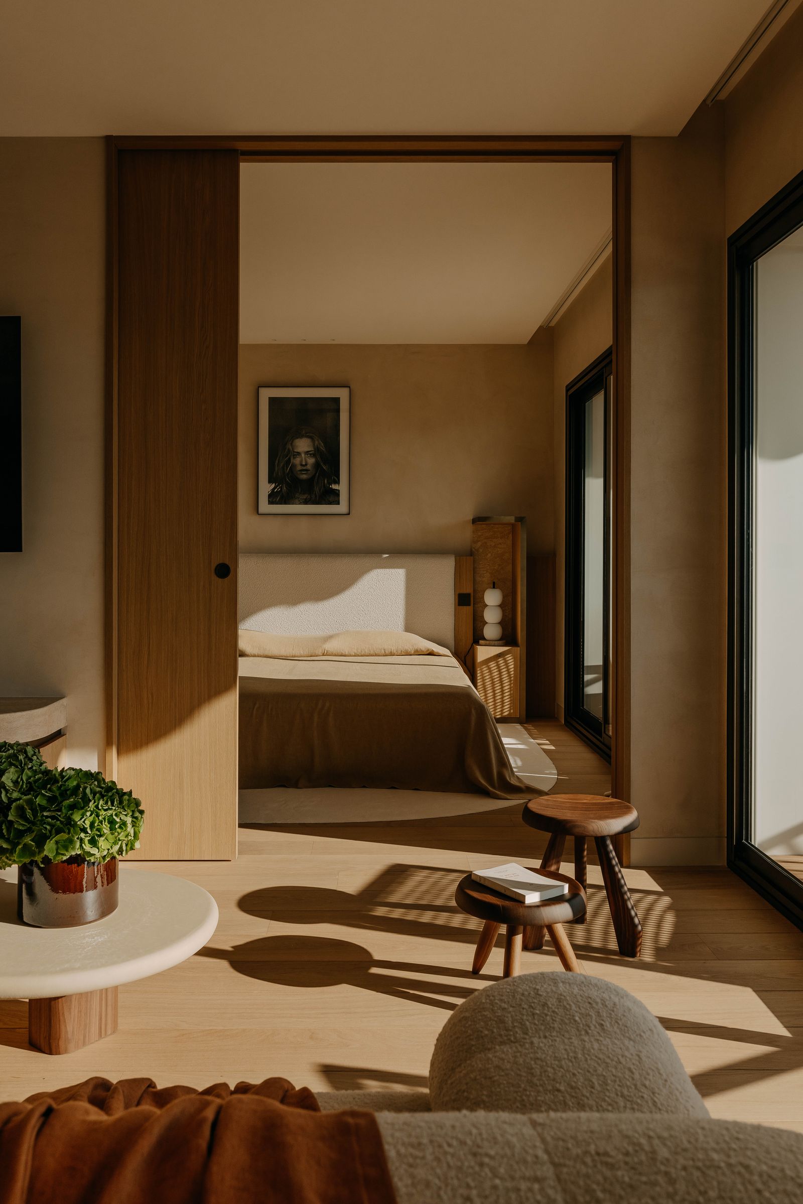 Salón con vistas al dormitorio soleado