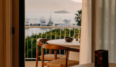Dos hermanos convierten un piso pequeño de 70 m2 en un hogar mediterráneo y luminoso que abraza la elegancia, el mar y los tonos arena
