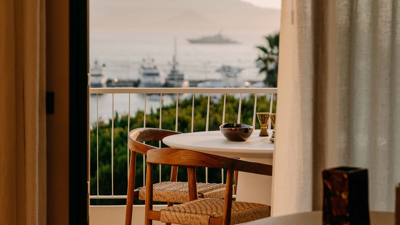 Dos hermanos convierten un piso pequeño de 70 m2 en un hogar mediterráneo y luminoso que abraza la elegancia, el mar y los tonos arena
