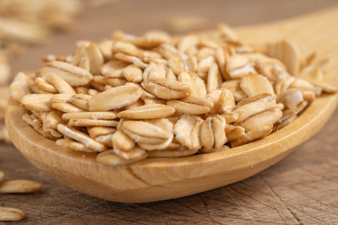 La avena es rica en fibra que al llegar al intestino actúa como prebiótico.