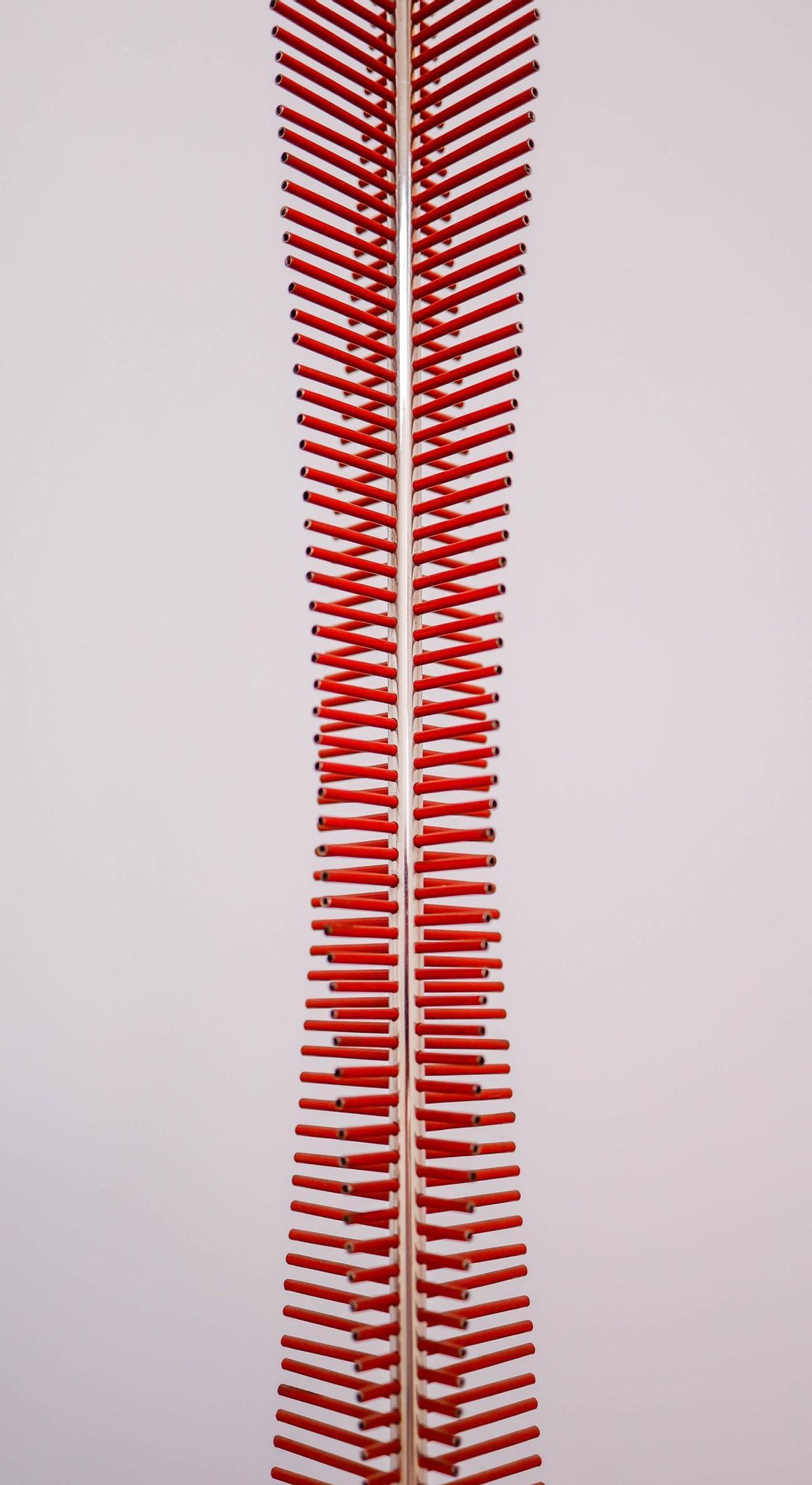 Escultura «Coincidencias», de 1976, hecha en latón pintado, base de acero inoxidable