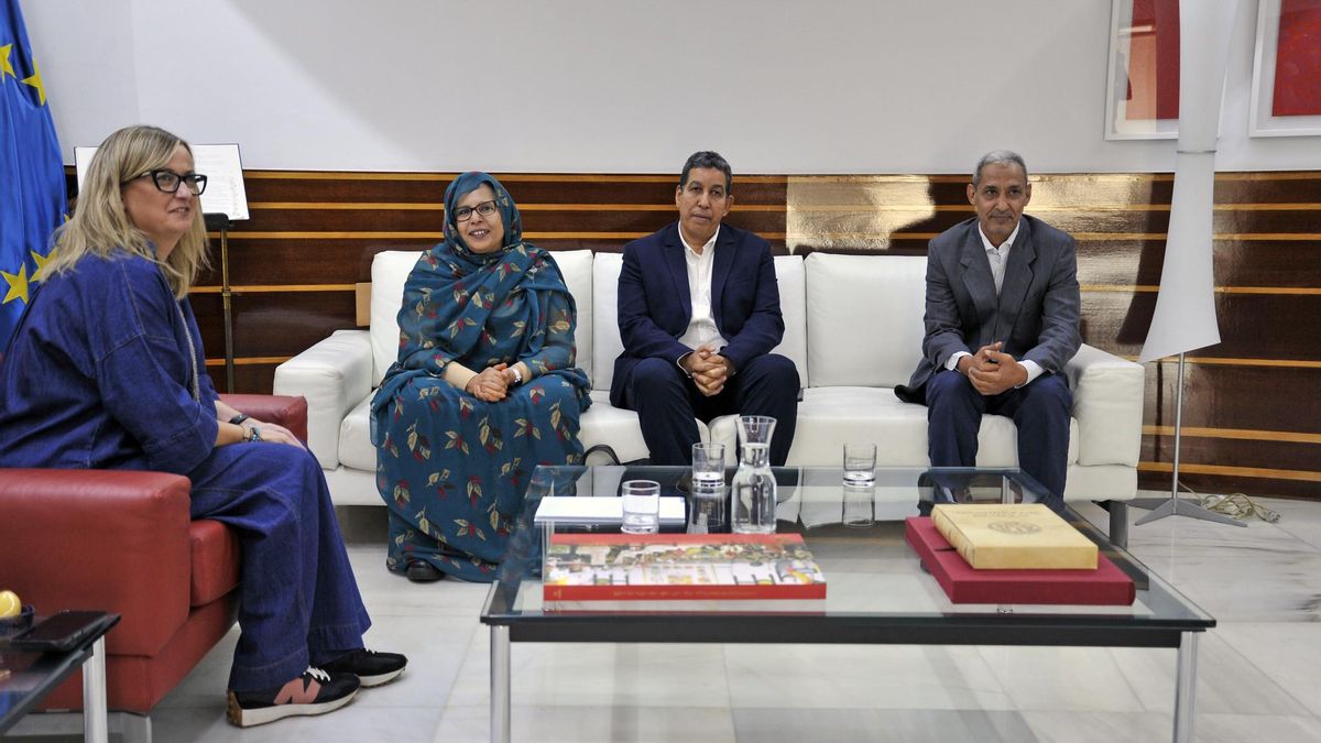 Blanca Martín, este lunes, con los representantes del pueblo saharaui.