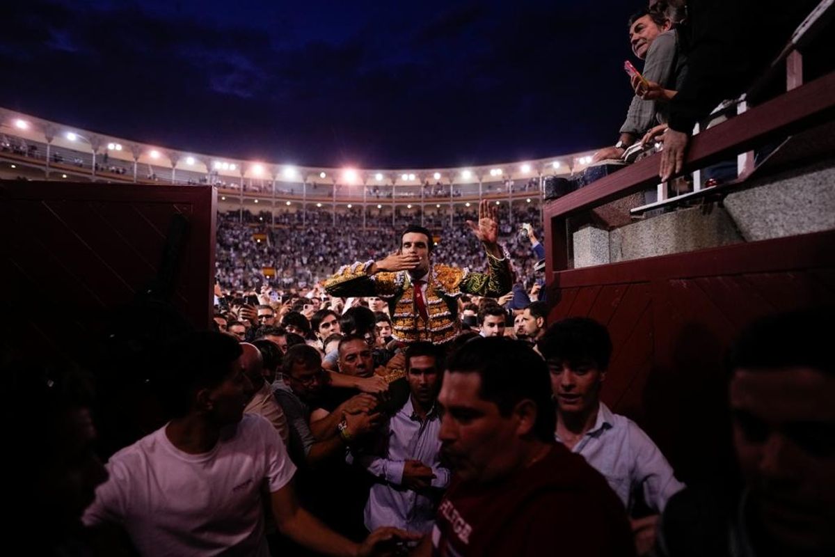 El diestro sale a hombros tras la corrida de la Feria de Otoño.