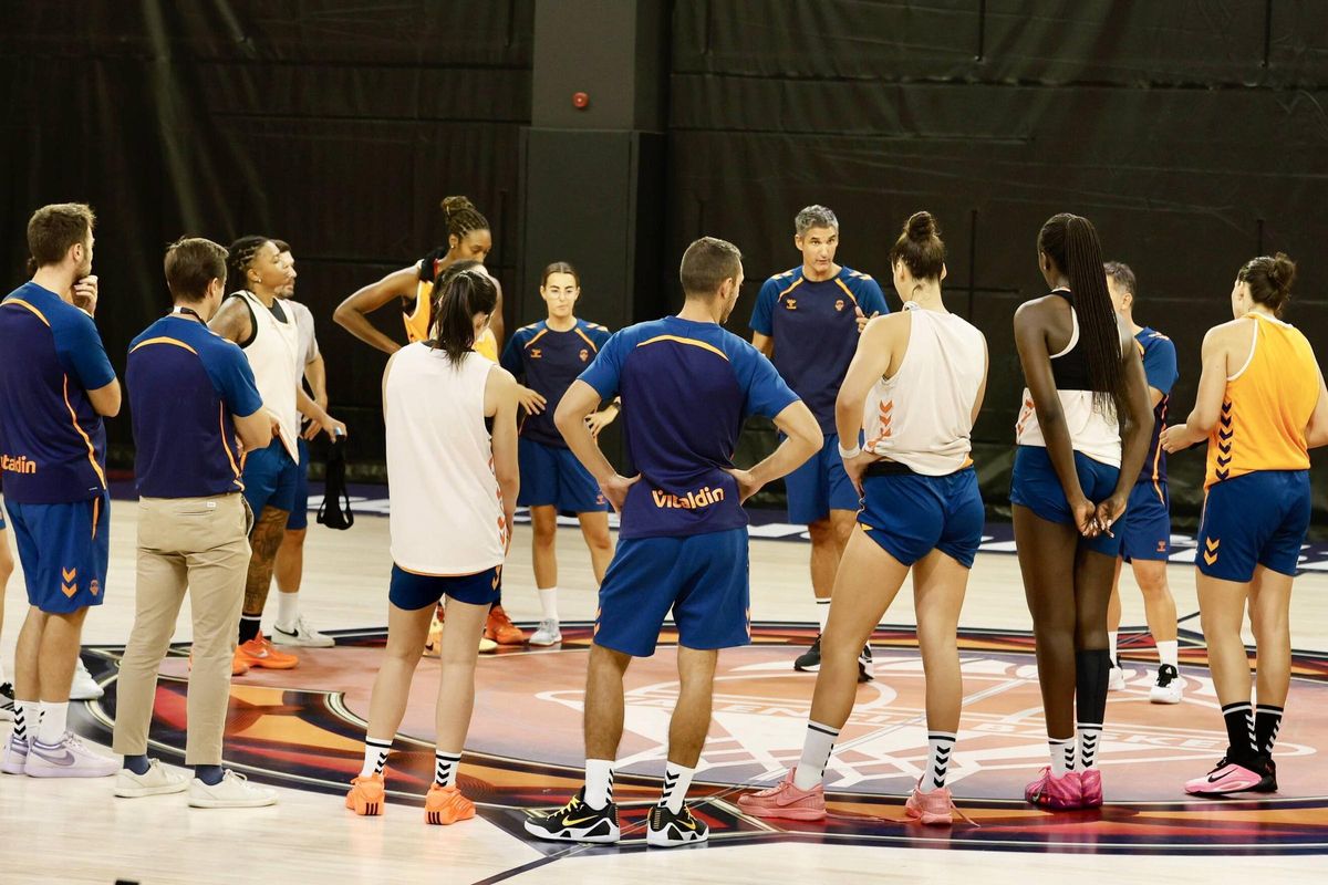 Rubén Burgos, en una charla con las jugadoras tras un entrenamiento.