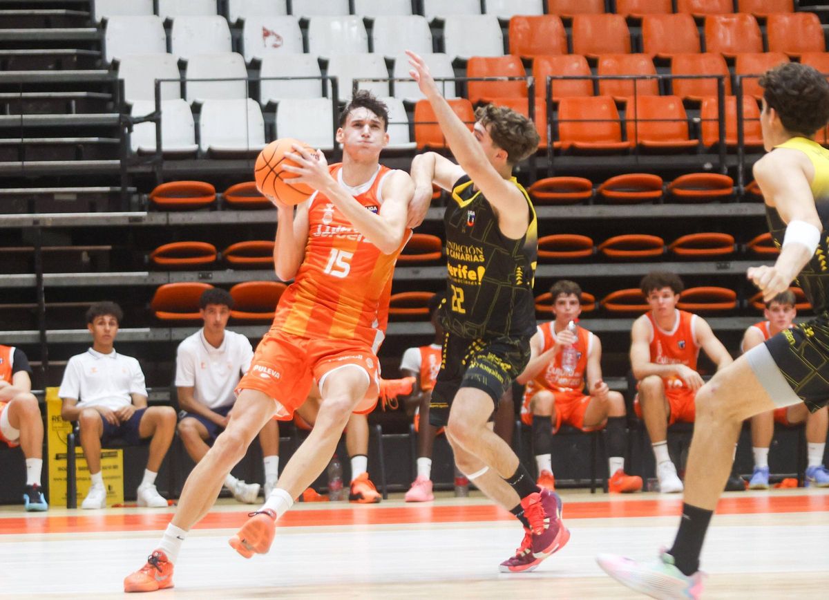 Roger Villarejo, ante el CB Canarias después de empezar la pretemporada con el primer equipo del Valencia BC.