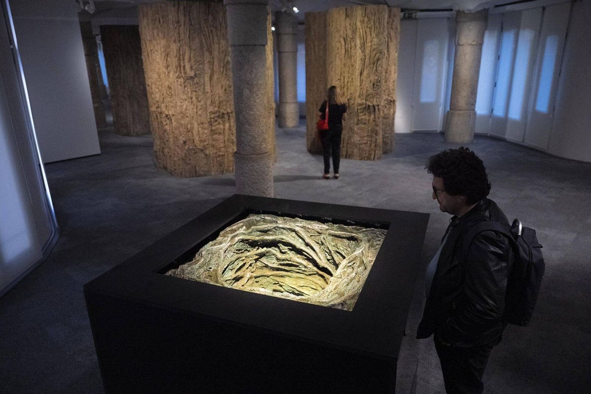 Vista general de la exposición dedicada a Cristina Iglesias en La Pedrera, la primera muestra monográfica sobre la artista en Barcelona, el 8 de octubre de 2025.