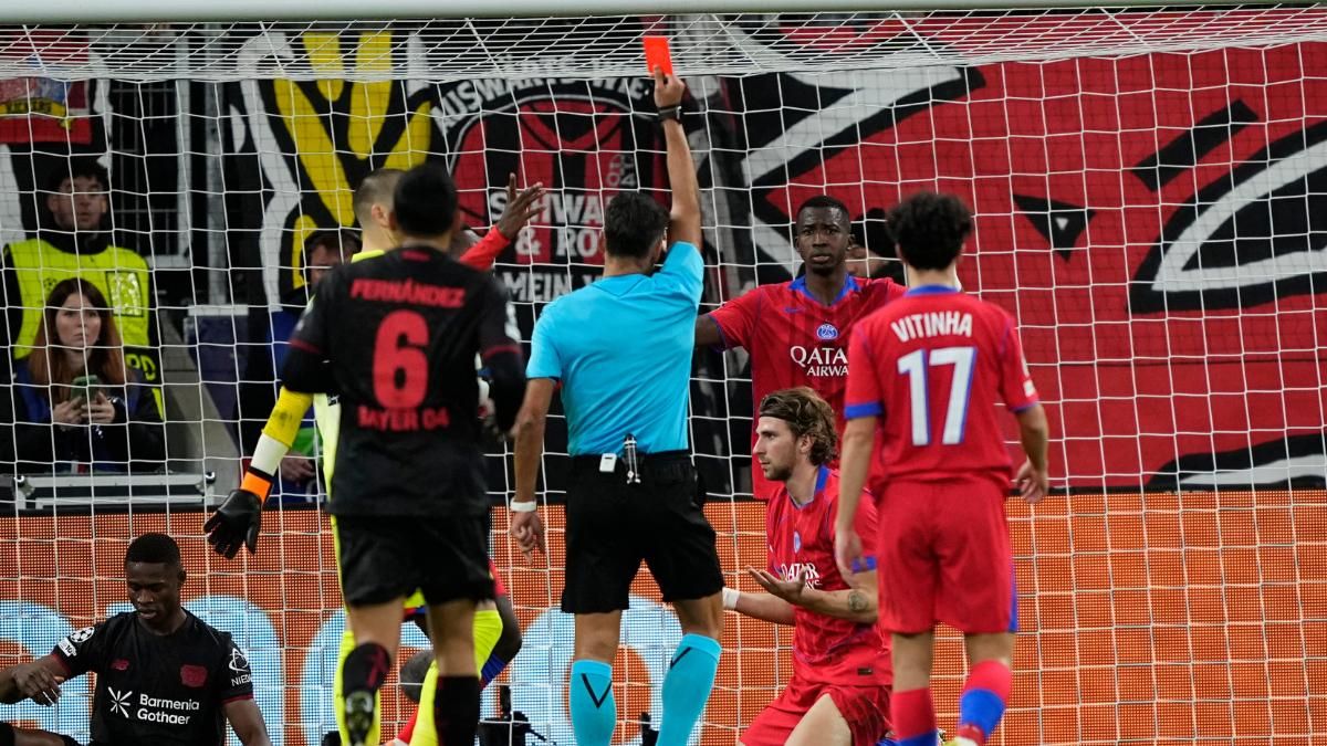 Zabarnyi se lamenta tras cometer el segundo penalti del partido, que lo costó la roja directa