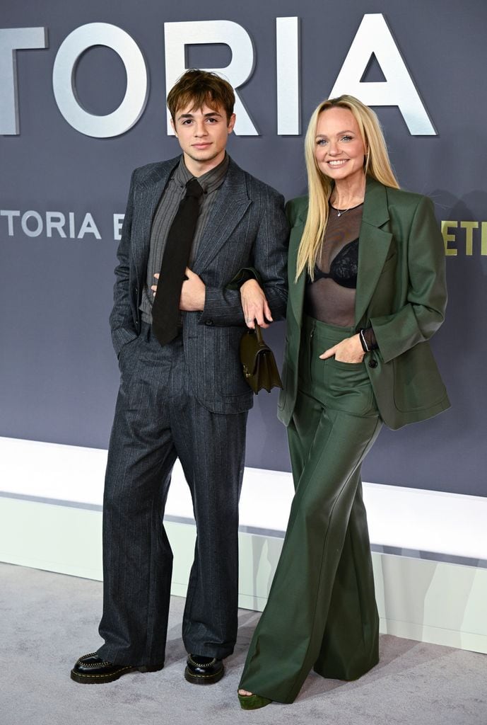 Emma Bunton y su hijo Beau en el estreno del documental de Victoria Beckham en Londres el 8 de octubre de 2025