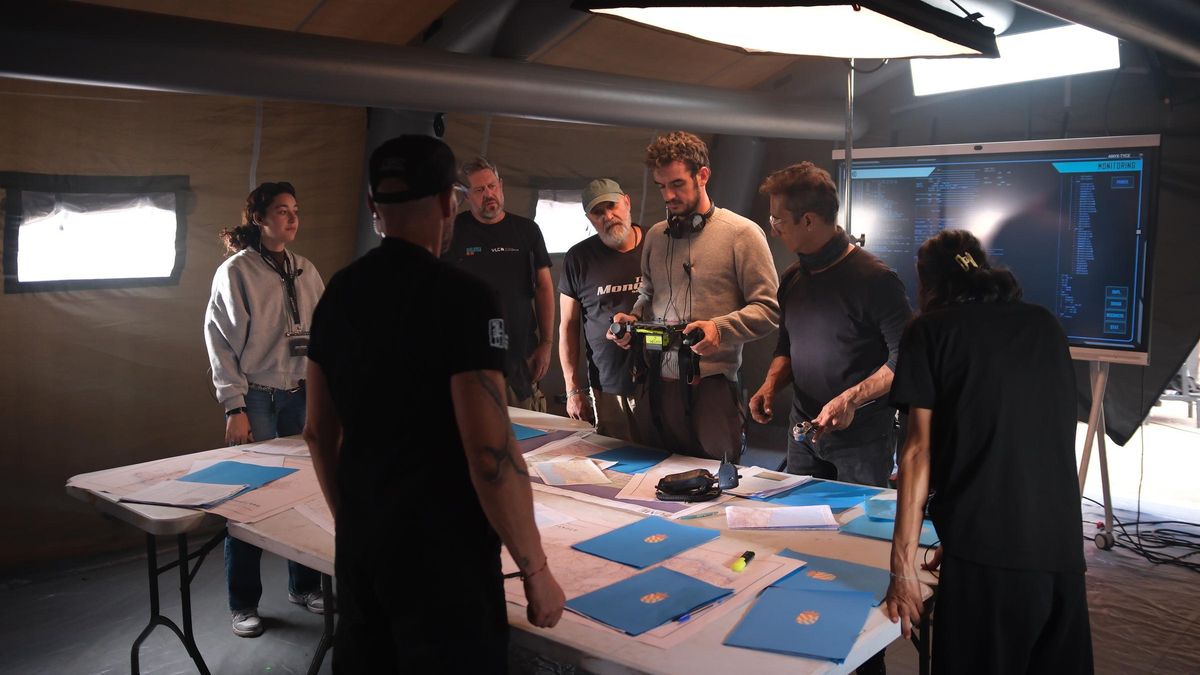 El director Martín Cuervo y su equipo, ayer, en el rodaje de ‘Bajo un fuego’ en la localidad tinerfeña de La Esperanza.