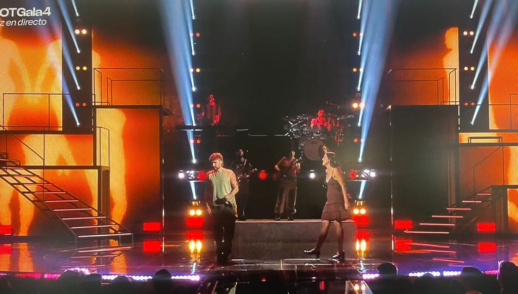 Actuación en directo de los dos artistas 